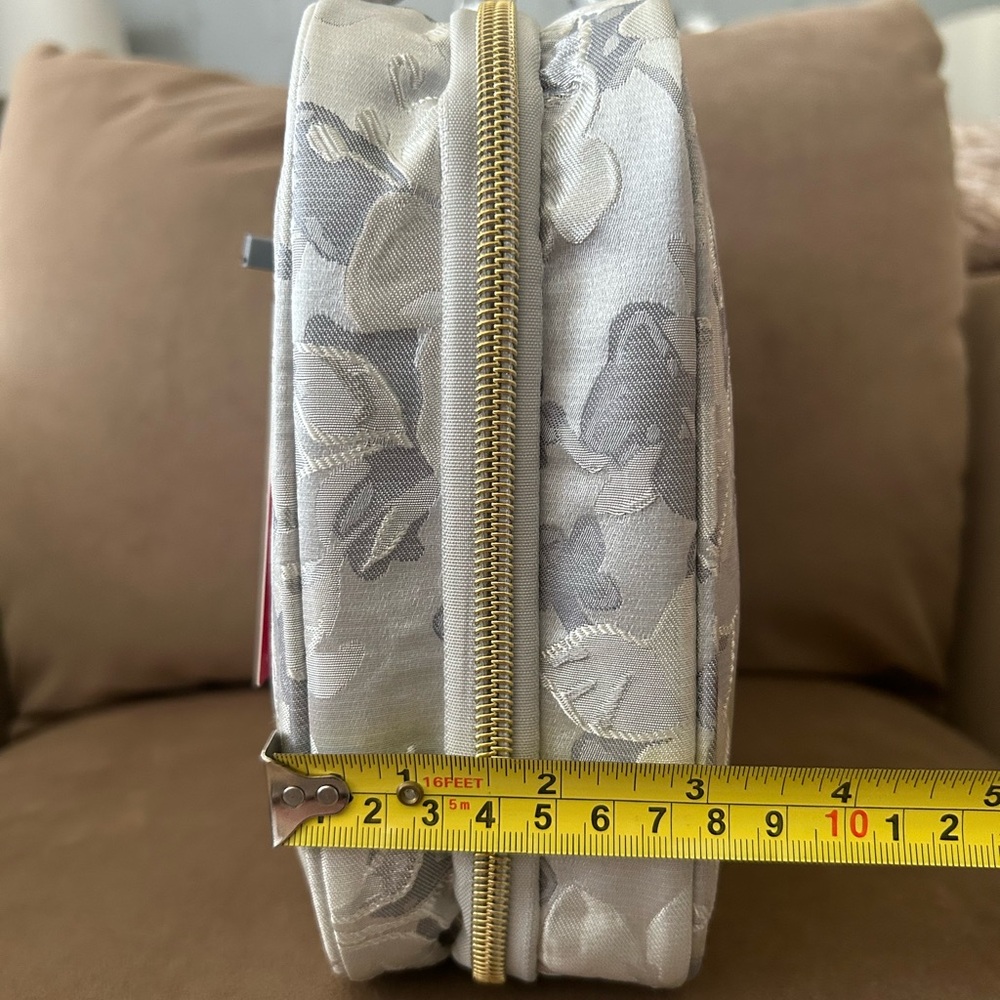 *New* Vince Camuto Gray and Silver Floral Travel Pouch - Picture 12 of 12